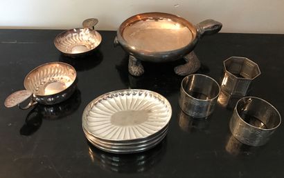 Métal argenté :
- une paire de coupes à deux...