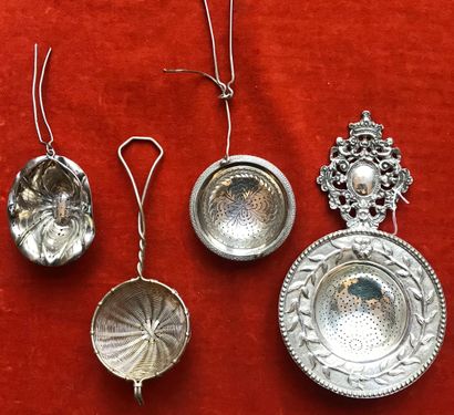 Ensemble de quatre passe-thé en argent (800),...