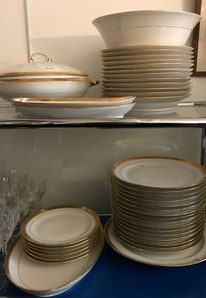 Partie de service de table en porcelaine...