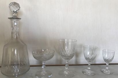 Partie de service de verres à pied en cristal...