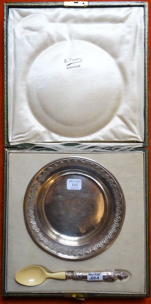 A silver porridge bowl (800), the wing decorated...