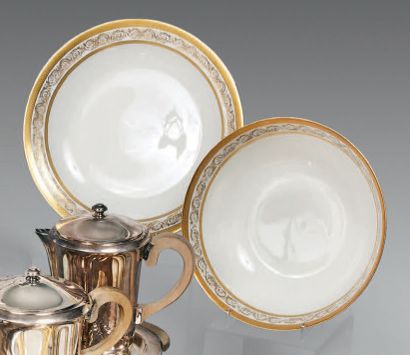 Partie de service de table en porcelaine...
