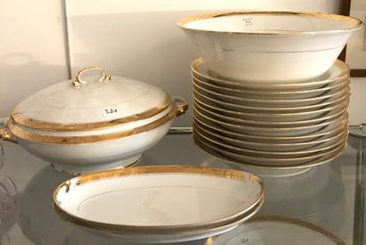Partie de service de table en porcelaine...