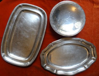 Métal argenté : un plat oblong à décor de...