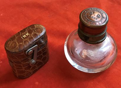 Deux encriers de voyage, l'un de forme ronde,...