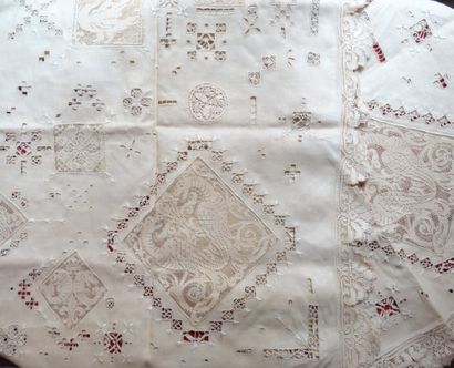 Nappe en lin brodée à jour et applications....