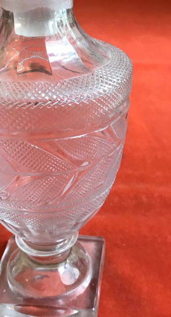 Paire de flacons de forme balustre en cristal...