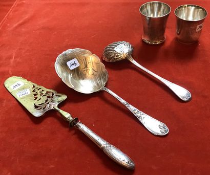 Silver set (800), comprising : a strawberry...