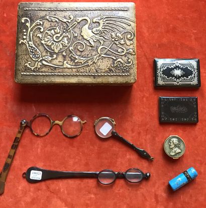 Objets de vitrine : face-à-main en laiton...