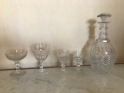 Partie de service de verres à pied en cristal...