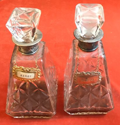 Paire de carafes de forme pyramidale, en...