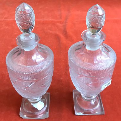 Paire de flacons de forme balustre en cristal...