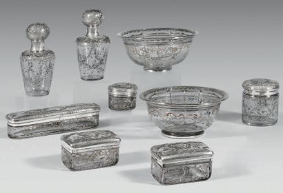 Neuf pièces de garniture de toilette en cristal...