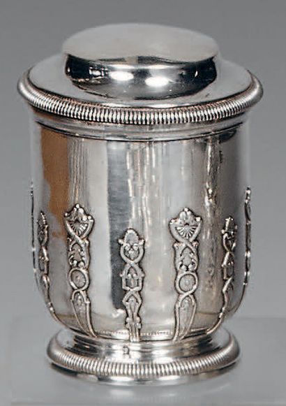 Pot en argent (800), à décor appliqué de...