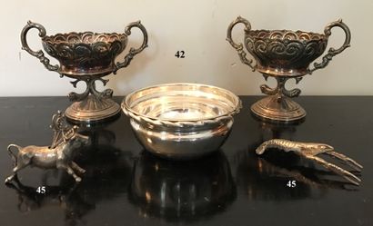 Métal argenté :
- une paire de coupes à deux...