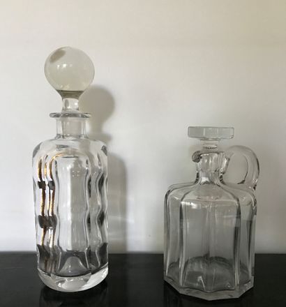 Deux carafes en cristal, le col en argent...