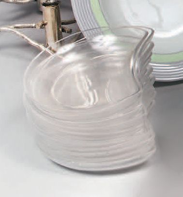 LALIQUE France.
Vingt-quatre assiettes à...