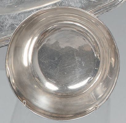 Small silver bowl on heel (800). The neck...