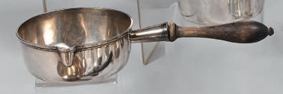 Petite casserole en argent, la bordure moulurée....