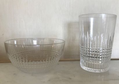BACCARAT.
Modèle Nancy. Huit grands verres...