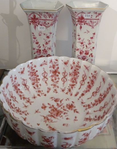 Samson.

Paire de vases cornet et une grande...