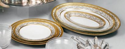 Partie de service de table en porcelaine...