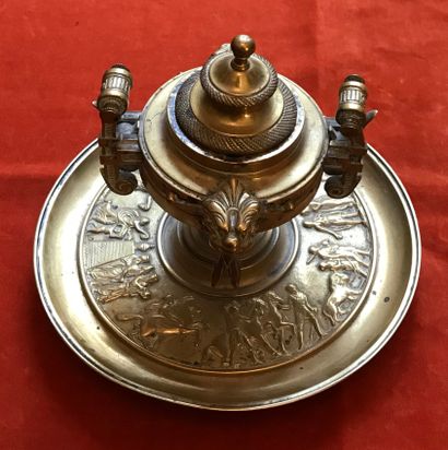 Encrier en bronze, en forme de cassolette,...