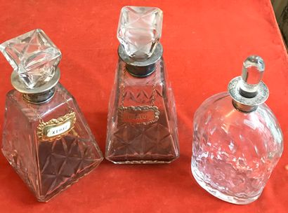 Paire de carafes de forme pyramidale, en...