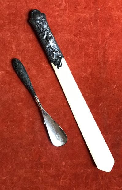 Grand coupe-papier en ivoire, la prise en...