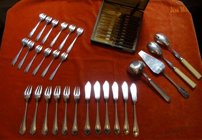 Ensemble de couverts dépareillés en métal...