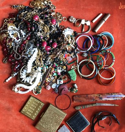 Fort ensemble de bijoux fantaisie, accessoires...