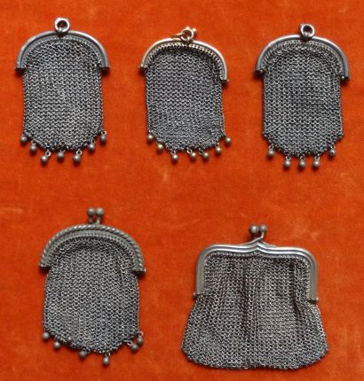 Ensemble de cinq bourses en maille d'argent,...