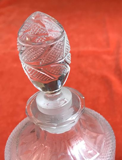 Paire de flacons de forme balustre en cristal...
