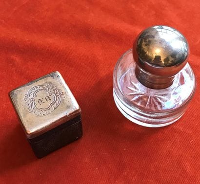 Deux encriers de voyage, l'un de forme ronde,...