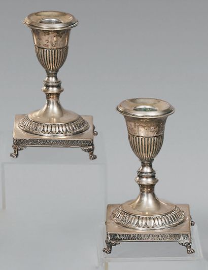 Paire de petits flambeaux en argent (800),...