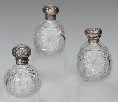 
Trois flacons de garniture de toilette en...