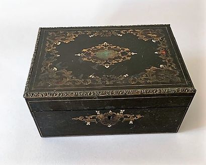 Dans un coffret marqueté de cuivre et écaille,...
