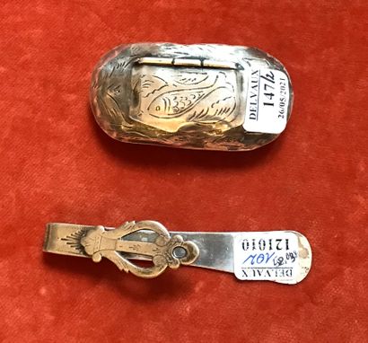 Silver set (800), comprising: a chatelaine...