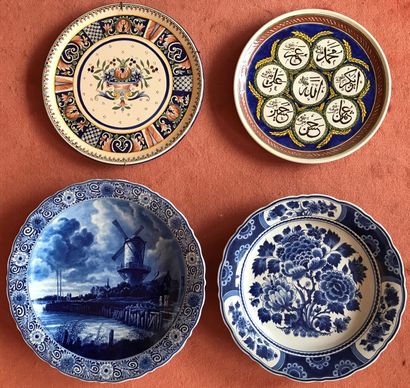Case containing :

- a Delft earthenware...