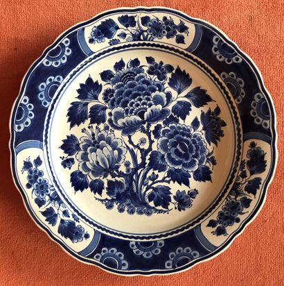 Case containing :

- a Delft earthenware...