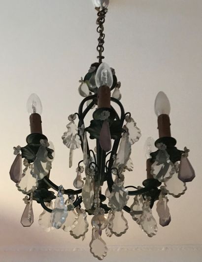A small chandelier with six arms of light.

H....