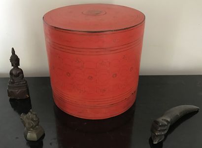 Set composed of :

- a round wooden box with...