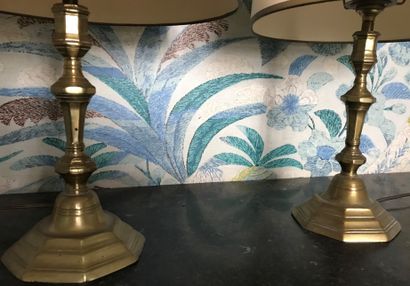 Lot : 

- Gilt bronze hand candlestick, the...