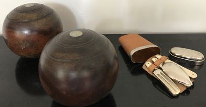 Set composed of : 

- two green bowling balls...