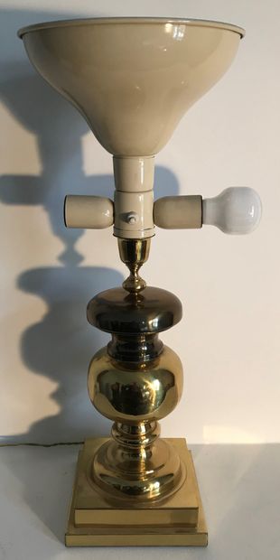 Lot : 

- A large brass baluster lamp base....
