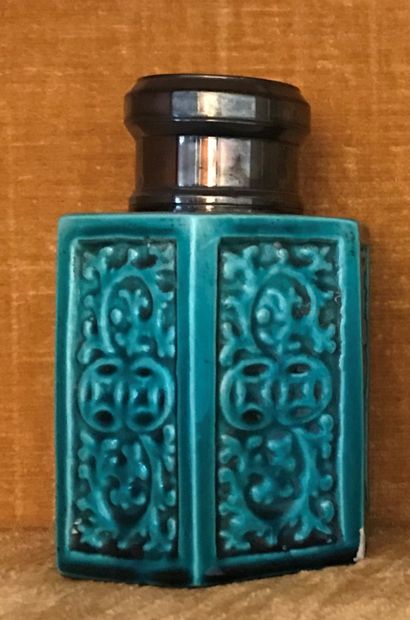Lot: 

- A turquoise enameled porcelain hexagonal...