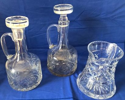 Pair of carafes with handle in cut crystal....