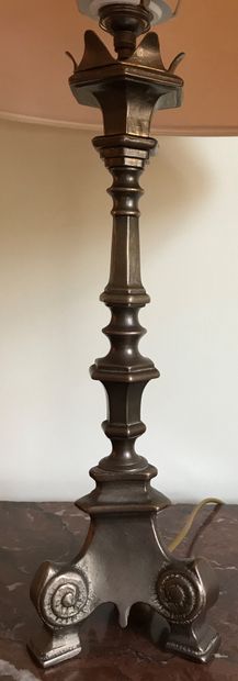 Lot : 

- A bronze miniature easel with rocaille...