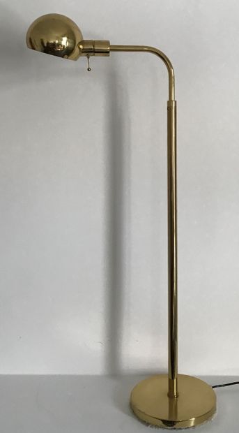 Reading lamp in varnished brass. The articulated...