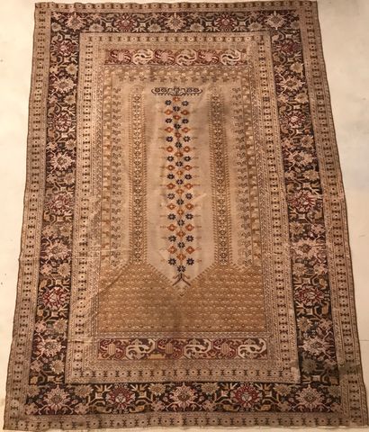 Oriental wool carpet with floral decoration.

188...